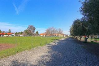 14594 Shaw Ave, Tivy Valley, CA 93657-9213