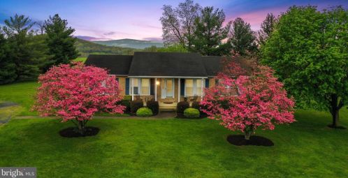 124 Windy Hl, Toms Brook, VA 22660-2528