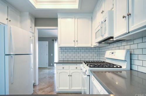 19 Woodland Dr, Irvine CA  92604-4534 exterior