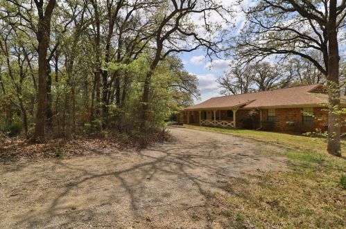 6880 Roberts Ln, Fort Worth, TX 76140-8440