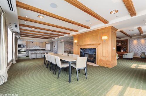 10 Delaware Pl, Chicago IL  60611-1690 exterior