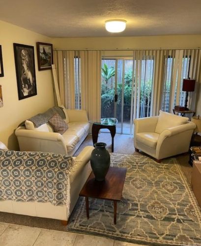 2662 Namauu Dr, Honolulu, HI 96817-1332