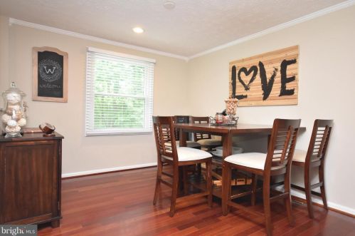 1630 Poplar Grove Dr, Herndon VA  20194-1738 exterior