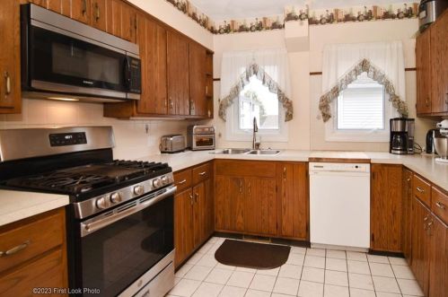 14 Loveday St, Providence, RI 02908-1529