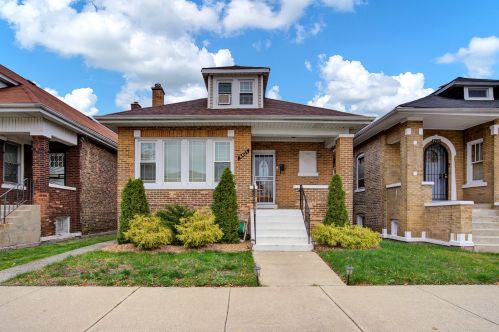 8405 Crandon Ave, Chicago, IL 60617-1935