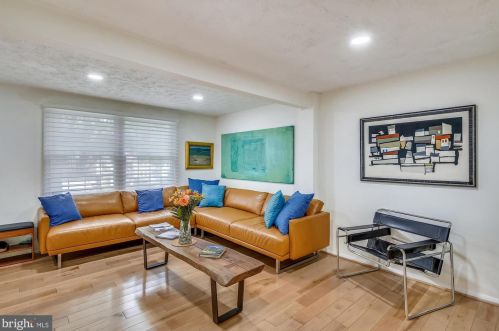 2115 Preston Square Ct, Falls Church, VA 22043-1654