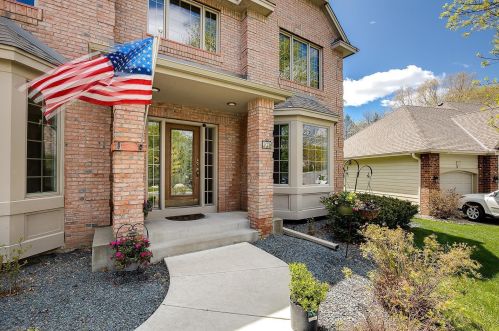 570 Hawthorne Woods Dr, Saint Paul, MN 55123-3059