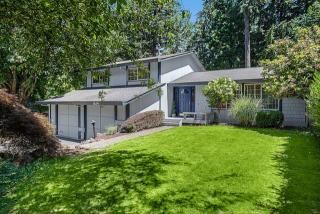 1634 215th Pl, Redmond, WA 98075-9557