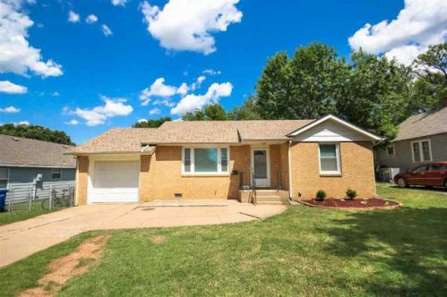 1324 State St, Augusta, KS 67010-1126