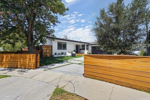 5537 Bevis Ave, Van Nuys, CA 91411-3745