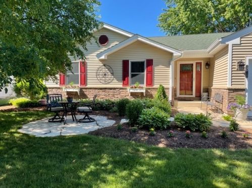 1019 Wembley Dr, Island Lake, IL 60042-9578