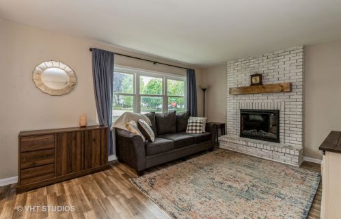 18580 Woodland Ter, Gurnee, IL 60031-1537
