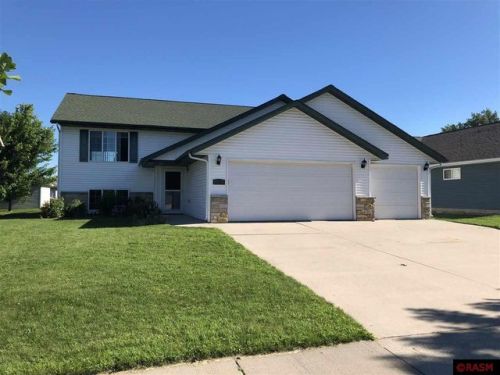 104 Cougar Dr, Mankato, MN 56001-8655