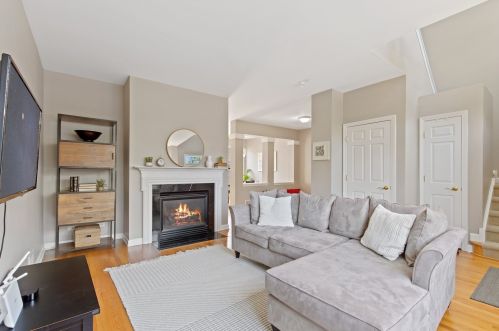 2751 Langley Cir, Glenview, IL 60026-7736