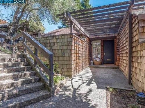 120 Ravenhill Rd, Orinda, CA 94563-2702