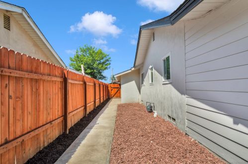 6630 Montclair Dr, Riverside CA  92504-1838 exterior