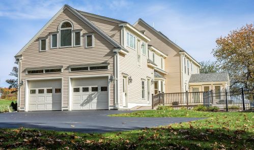 8 Whittaker Dr, Stratham, NH 03885-2278