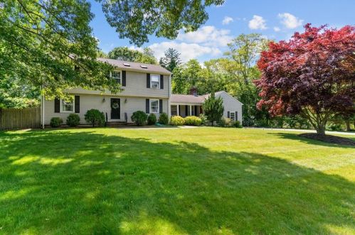 61 Candlewood Dr, North Kingstown, RI 02852-1623