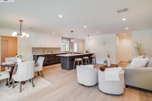 1867 Pleasant Hill Rd, Concord CA  94523-4040 exterior