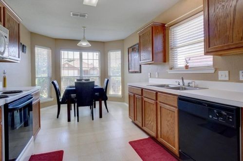 10437 Fossil Hill Dr, Fort Worth TX  76131-3948 exterior