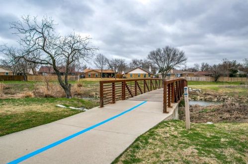 2008 Toulon Ln, Carrollton TX 75007-2204 exterior