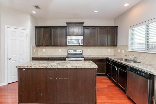 5613 Thunder Bay Dr, Fort Worth, TX 76119-8508