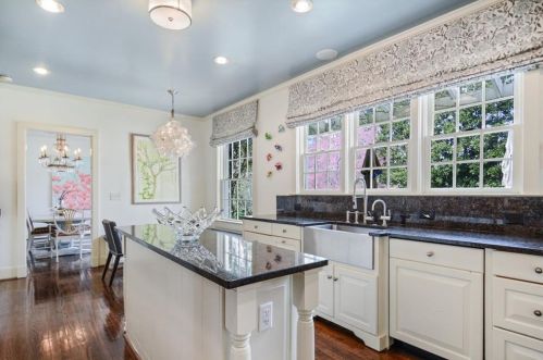 525 Mnr Rdg Dr, Atlanta GA  30305-3512 exterior