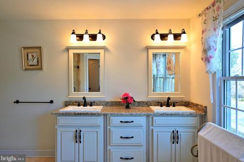 87 Leavitt Ln, Princeton NJ  08540-3921 exterior