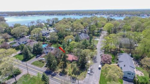 1016 Riverview Dr, Brielle, NJ 08730-1140
