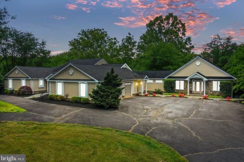 8887 Woodward Rd, Marshall, VA 20115-3312
