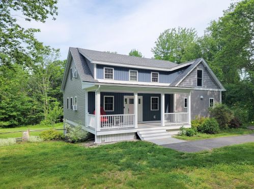 90 Parish Rd, Concord, NH 03303-4001
