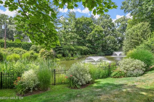24 Calhoun Dr, Greenwich CT  06831-4437 exterior
