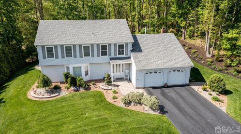 5 Pitney Ct, Old Bridge, NJ 08857-2752