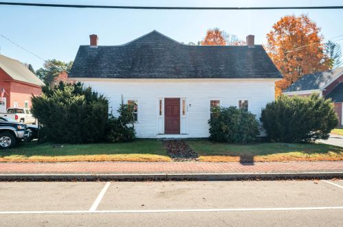 153 Main St, Belmont, NH 03220-4528