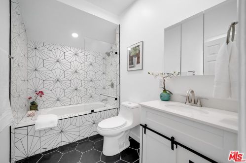 1350 Carlton Dr, Glendale CA  91205-1421 exterior