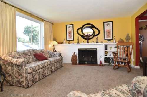 41 Northampton St, Warwick, RI 02888-1201