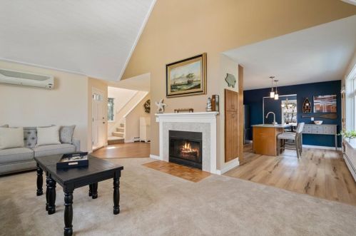25 Salisbury St, Tiverton, RI 02878-4234