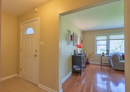 111 Madison St, Villa Park, IL 60181-3053