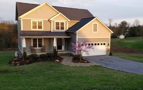 27 Roscoe Ln, Mount Sidney, VA 24467-2452