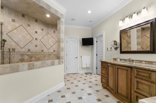 76 Mustang Dr, Upper Stepney CT  06468-1371 exterior