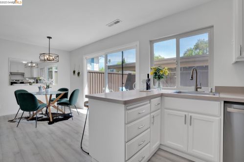 27492 Ponderosa Ct, Hayward CA  94545-4129 exterior