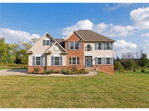 7533 Maplewood Dr, Cleveland, OH 44139-5356