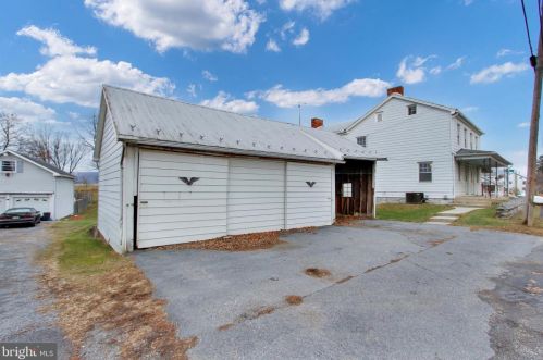 2161 Newville Rd, Carlisle PA  17015-7747 exterior