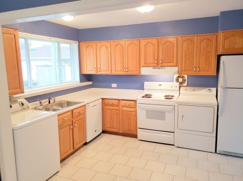 372 Fremont Ave, Elmhurst, IL 60126-2255