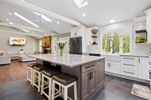 30 Burnham St, Wapping, CT 06074-4001