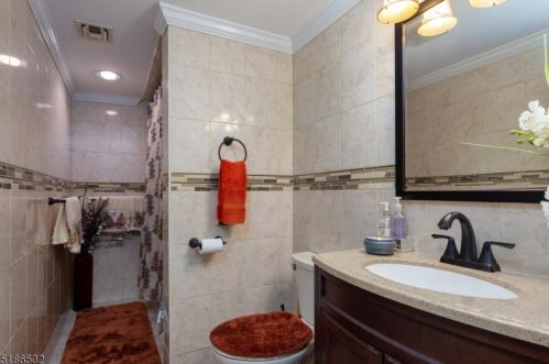 1 Quartz Ln, Paterson NJ  07501-3300 exterior