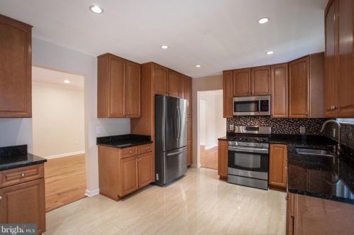 6812 Landor Ln, Springfield VA  22152-3333 exterior