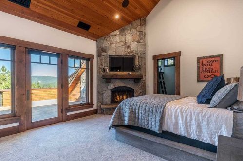 8207 Fallen Leaf Way, Truckee CA  96161-4273 exterior