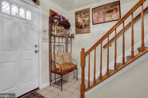 735 Lindenwood Ln, Harrisburg, PA 17113-1033