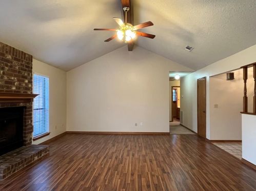 8 Dover Dr, Conroe TX  77304-2748 exterior